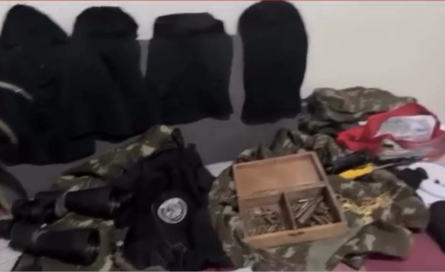 Polícia prende três suspeitos de assalto a ex-sogros de Bolsonaro