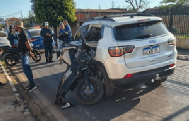 Piloto é arremessado em batida e moto fica pendurada em Jeep
