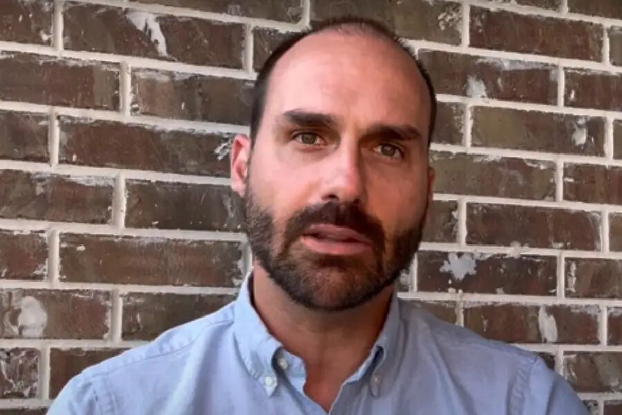 Eduardo Bolsonaro ironiza ameaças de Moraes e Gilmar Mendes