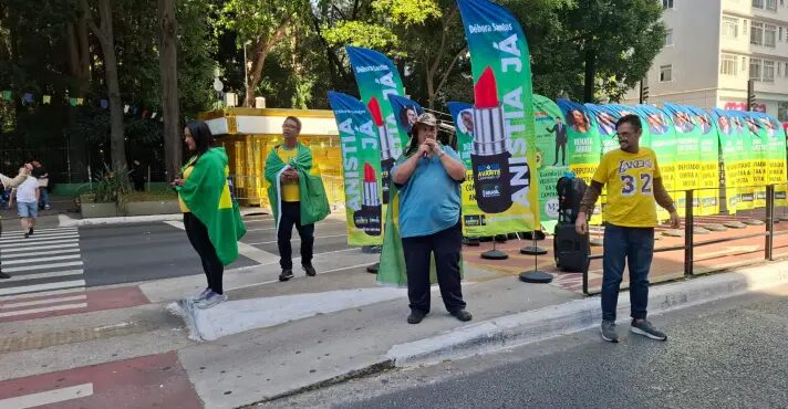 Manifestantes chegam à Avenida Paulista para ato contra Lula e Moraes