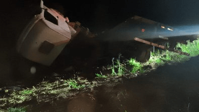 Motorista morre preso às ferragens após carreta tombar na BR-158