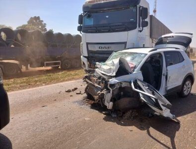 Motorista de carro morre em acidente com duas carretas na BR-364