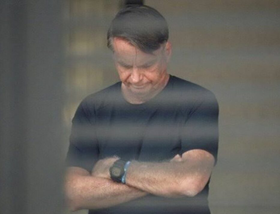 Carlos Bolsonaro classifica prisão domiciliar do pai como “ilegal e desumana”