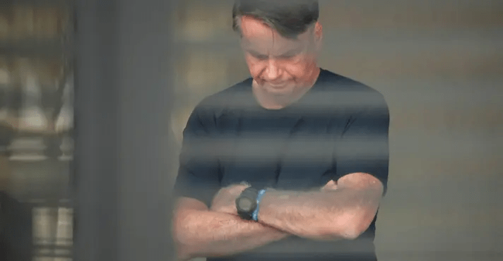 Moraes ordena presença policial e vistoria em veículos na casa de Bolsonaro