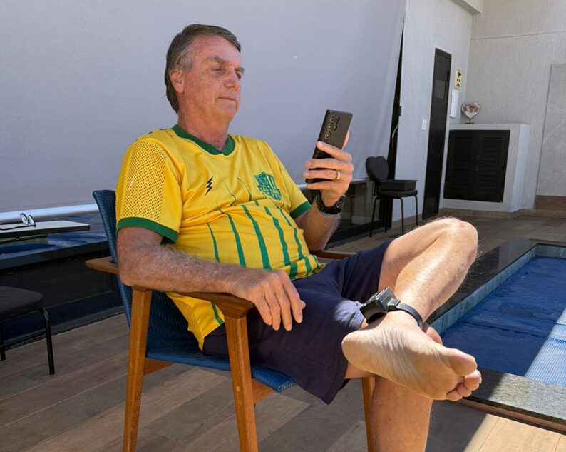 Preso em casa, mas presente nos atos: Bolsonaro comanda suas bases por videochamada