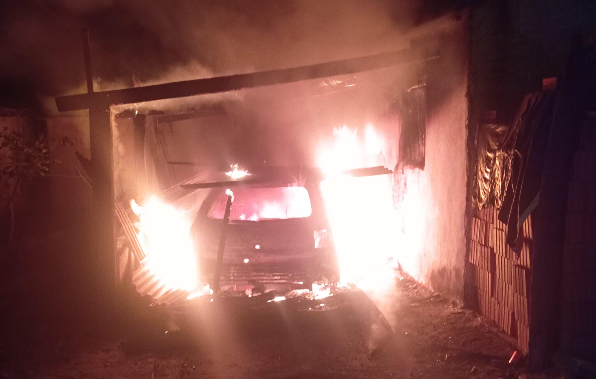 “Se não sair, eu te queimo”: mulher incendeia carro e parte da casa do ex em Dom Aquino-MT