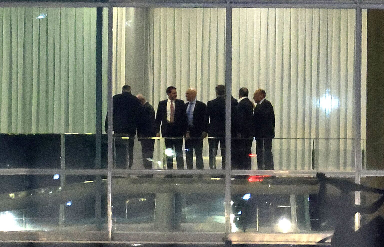 Jantar com Lula reúne apenas seis dos 11 ministros do Supremo