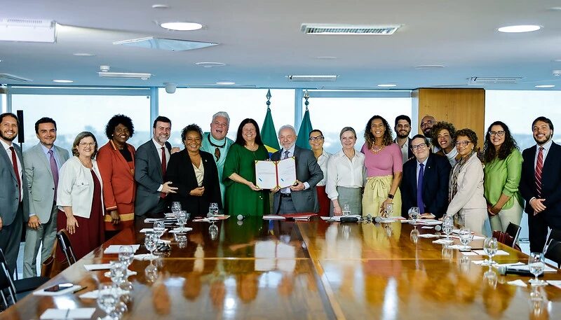 No dia de início do tarifaço, Lula sanciona o Dia Nacional do Axé