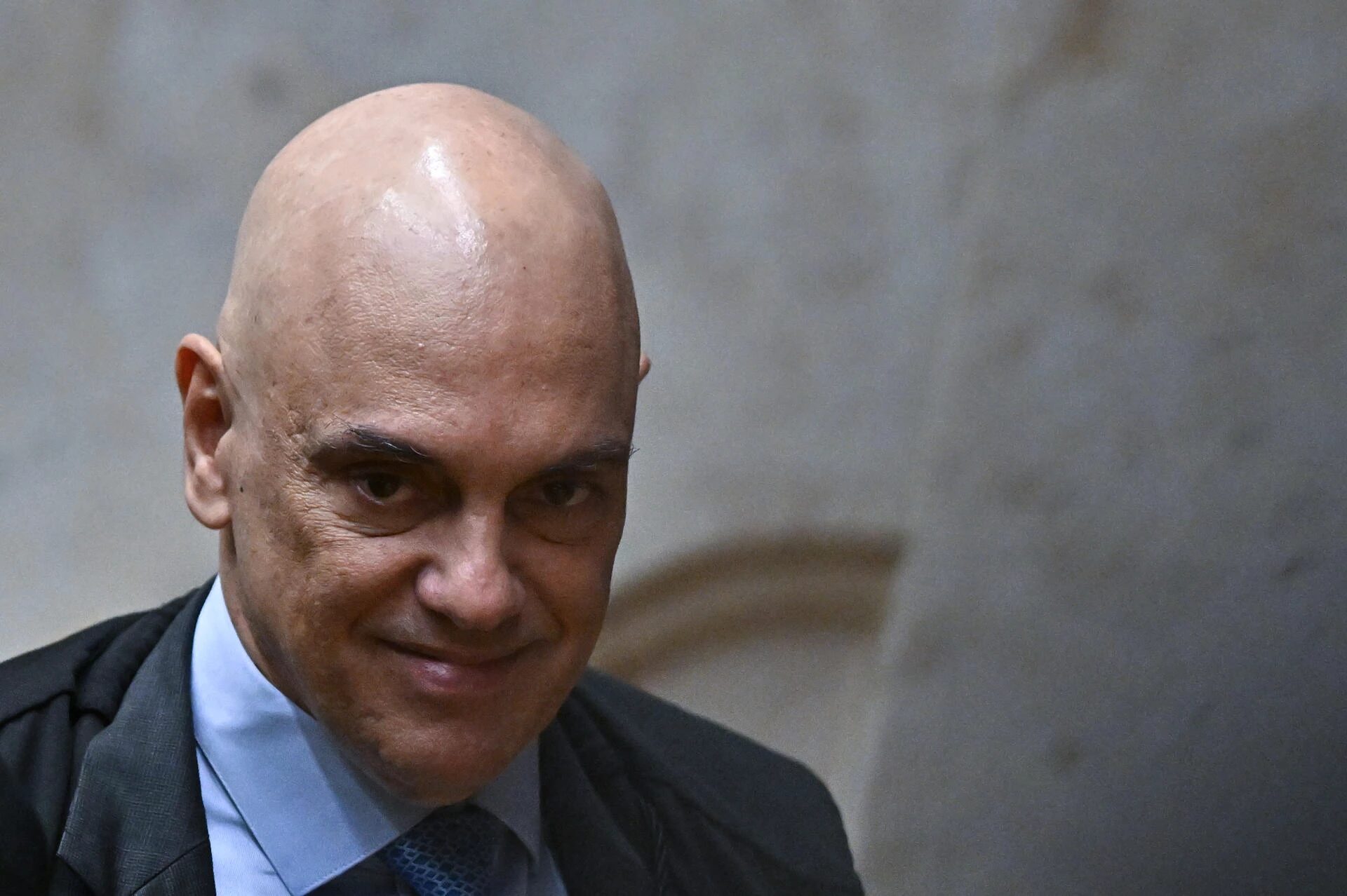 Moraes decide que Bolsonaro informe internação em até 24h