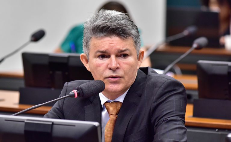 Em live, Medeiros denuncia: ‘golpe’ montado com CIA, Vaza-Toga e censura digital para conter Bolsonaro