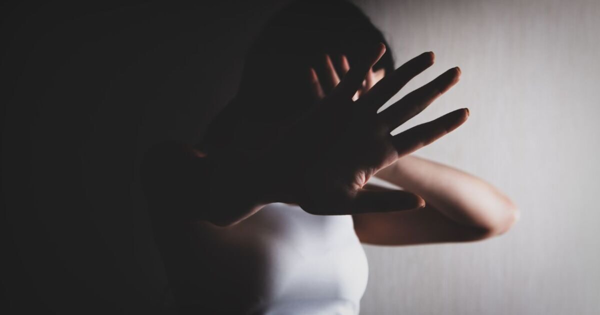 Idoso é preso ao tentar estuprar mulher: “Quando eu gosto, pego ela na marra”