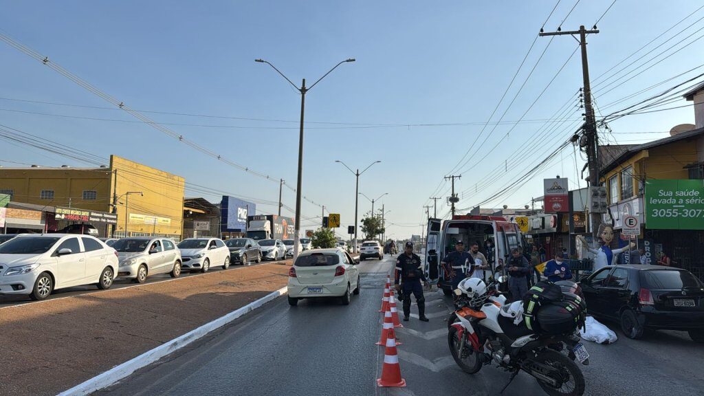 VÍDEO – Homem morre ao bater carro em poste após mal súbito em Cuiabá-MT