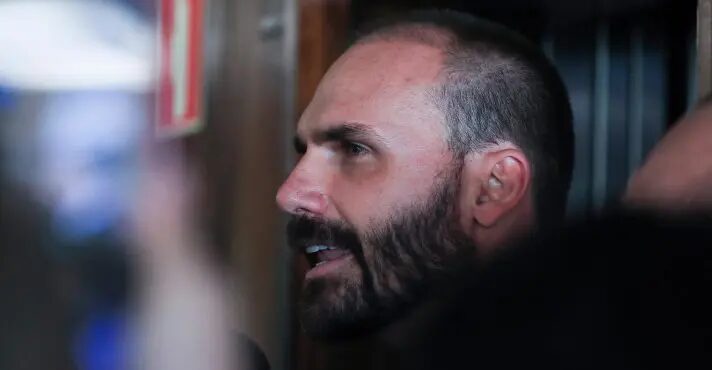 PF indicia Bolsonaro e Eduardo por coação no processo do suposto golpe