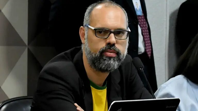 PF indicia Allan dos Santos por injúria, difamação e desobediência