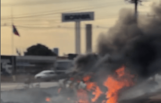 Carro bate em poste e acaba destruído pelo fogo