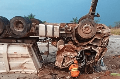 Motorista morre nas ferragens de caminhão após capotamento
