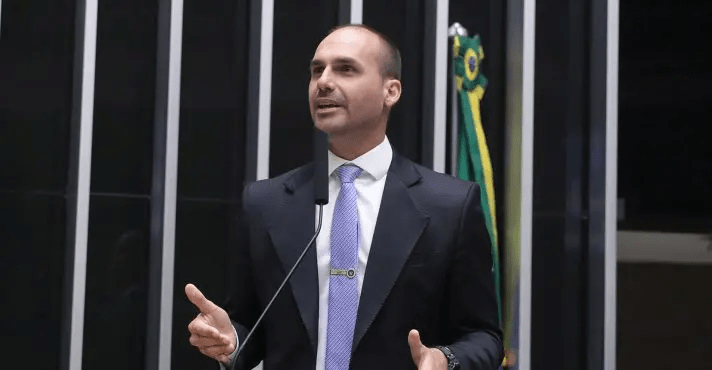 Eduardo Bolsonaro deve assumir a minoria no lugar de Carol De Toni