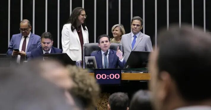 Depois de longa discussão, PEC das Prerrogativas é aprovada na Câmara