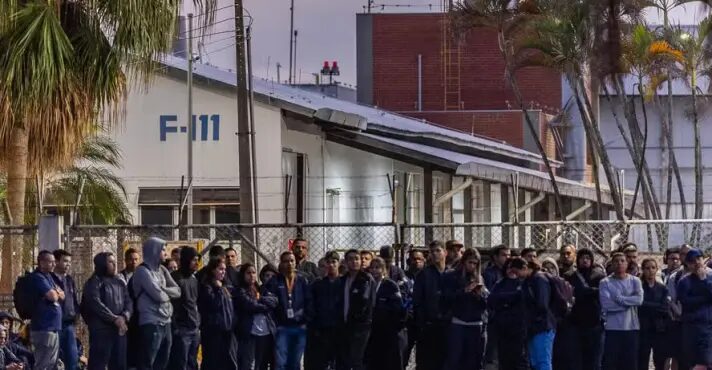 Metalúrgicos da Embraer entram em greve