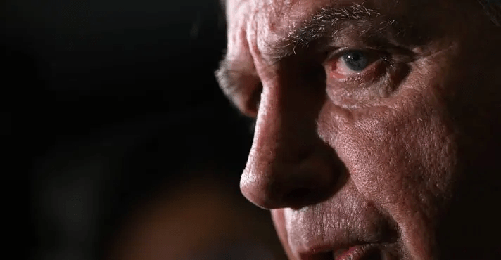 Bolsonaro recebe alta e deixa hospital