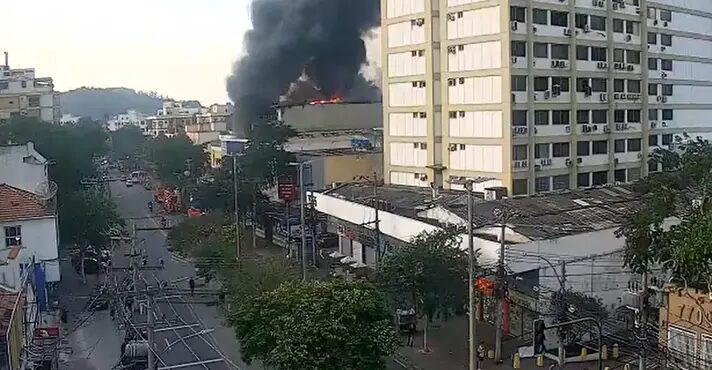 Incêndio atinge loja no Largo da Freguesia e mobiliza bombeiros no Rio de Janeiro
