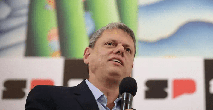 Tarcísio autoriza investimento de quase R$ 1 bi em moradias