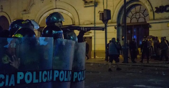 Manifestação no Peru termina com jovens e policiais feridos; vídeo