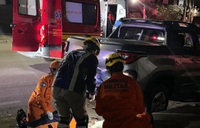 Bombeiros socorrem piloto após batida contra caminhonete