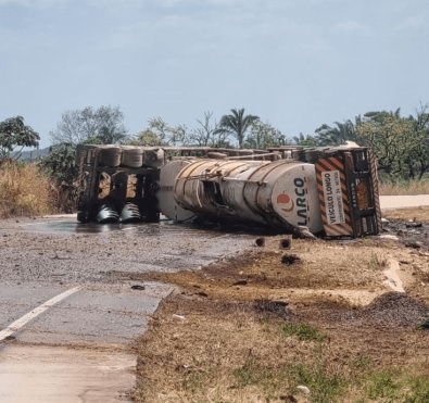 Tombamento de carreta com diesel mata motorista e deixa um ferido em MT