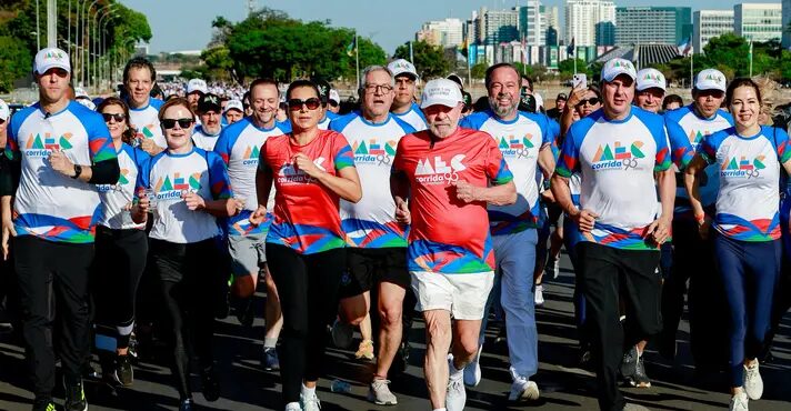 Lula critica Bolsonaro em ato oficial de 95 anos do MEC