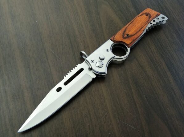 Homem é morto na rua e canivete fica cravado na boca