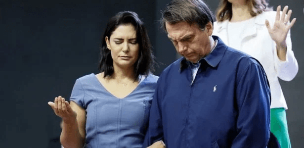 Michelle confirma melhora de Jair Bolsonaro depois de crises de soluço