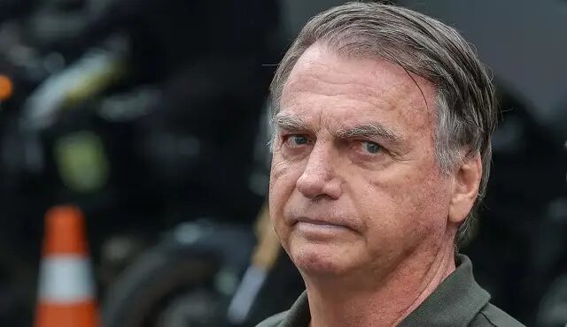 Médico passa a noite na casa de Bolsonaro em meio a crises de soluço