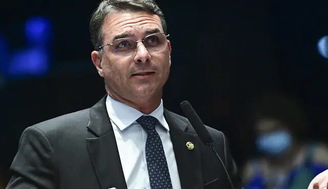 Flávio Bolsonaro lidera intenções de voto para o Senado pelo RJ