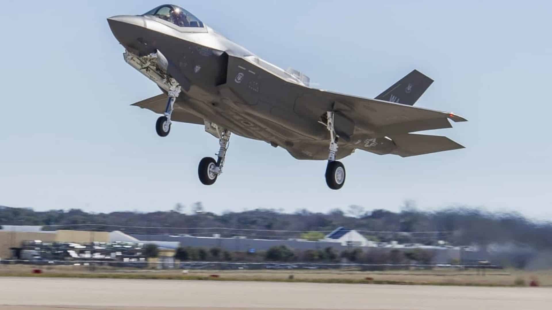 Trump envia caças F-35 ao Caribe e amplia cerco militar à Venezuela
