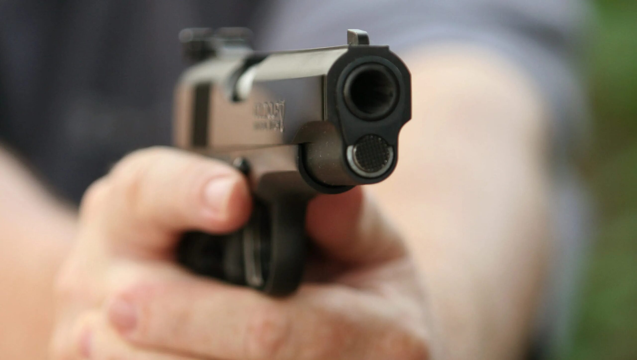 Dupla tenta matar jovem enquanto ele ajudava o pai a recolher sucata