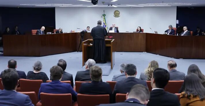 Moraes e Dino votam nesta terça-feira no julgamento de Bolsonaro