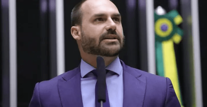 Eduardo Bolsonaro diz que Lula não tem mais importância no cenário internacional: ‘Um bêbado da rua’