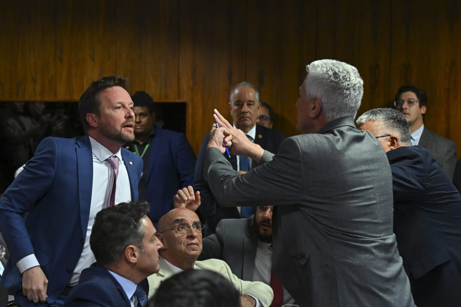 CPMI do INSS: Sessão com Carlos Lupi é marcada por bate-boca