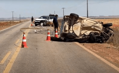Motorista de Uno força ultrapassagem; bate em SW4 e morre em MT