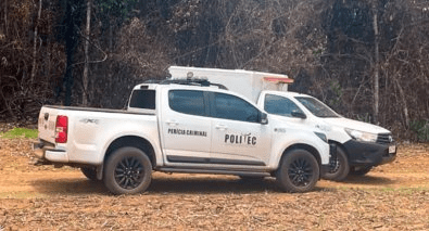 Carro bate em pedra; homem morre e irmão fica ferido em MT