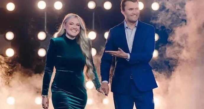 Arizona recebe o corpo de Kirk com mensagem do controlador de voo; ouça