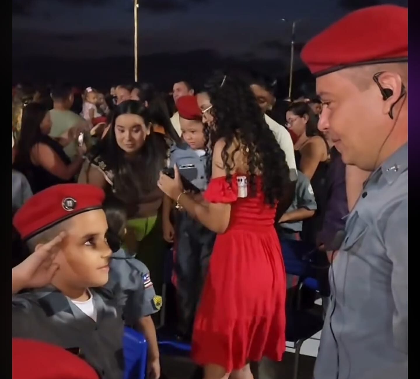 Pai policial emociona ao colocar boina no filho em cerimônia do Colégio Militar de Santo Amaro