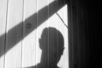 Homem é morto no banheiro de empresa com faca cravada no peito