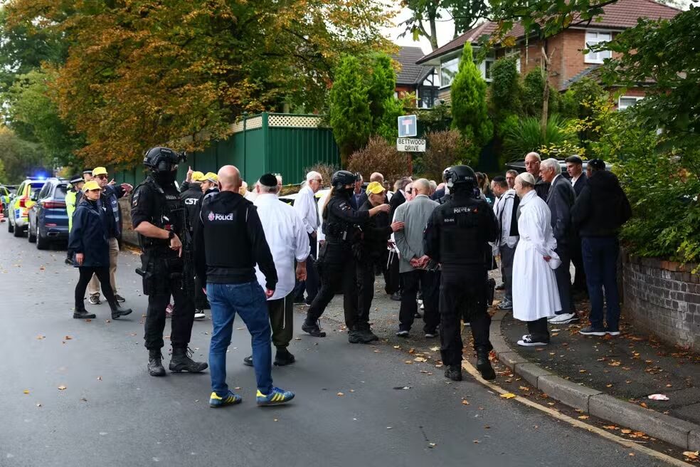 Ataque perto de sinagoga em Manchester mata 2 e fere 4 durante o Yom Kippur