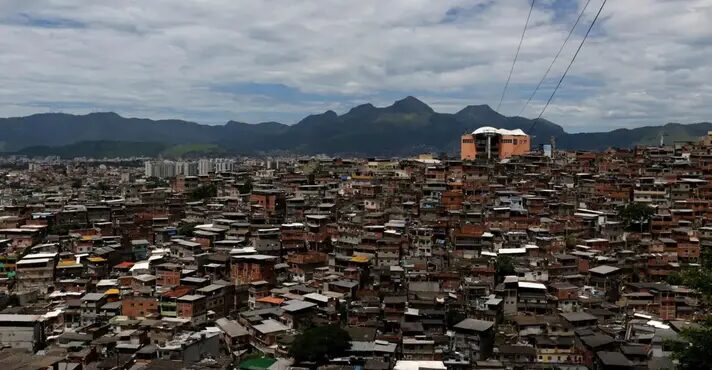 Imagens revelam fuga de traficantes durante operação na Penha