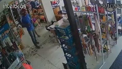 Vídeo flagra casal furtando loja de ferramentas em loja no CPA