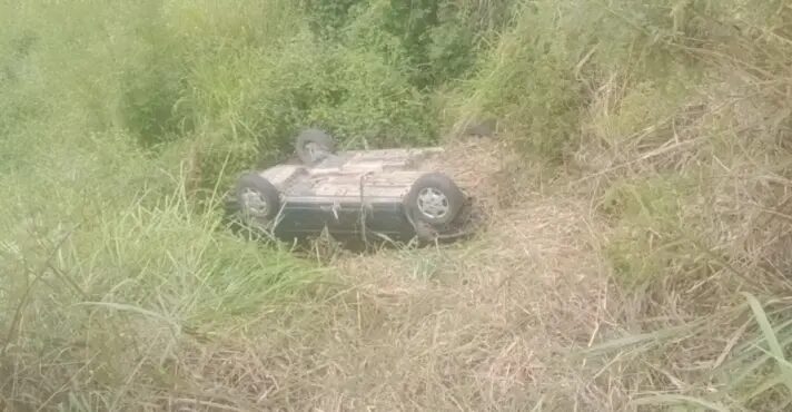 Criança de 5 anos sobrevive dois dias ao lado dos pais mortos depois de acidente