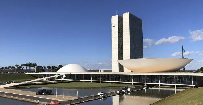 Câmara aprova projeto de Moro que criminaliza ações contra agentes públicos