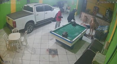 Motociclistas invadem bar e executam dupla em MT; vídeo